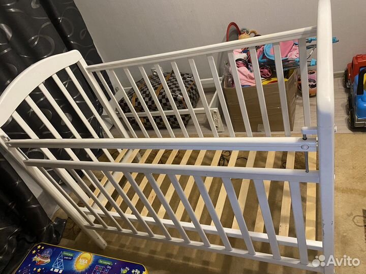 Детская кроватка с маятником