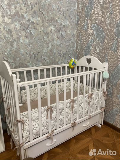 Детская кроватка с маятником