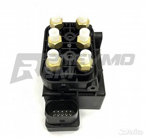 Блок клапанов пневмоподвески Audi Q7