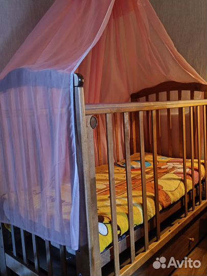 Детская кроватка с маятником и ящиком
