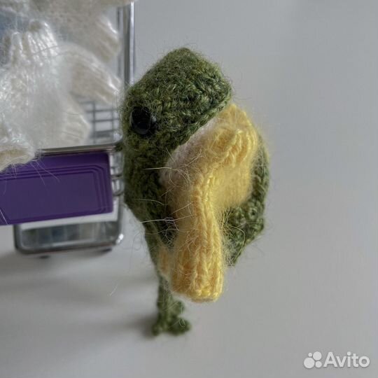 Лягушка вязаная в свитере игрушка подарок сувенир