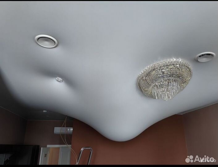 Слив воды с натяжного потолка, ремонт потолка