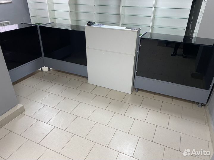 Торговые стеллажи /витрины/ресепшен