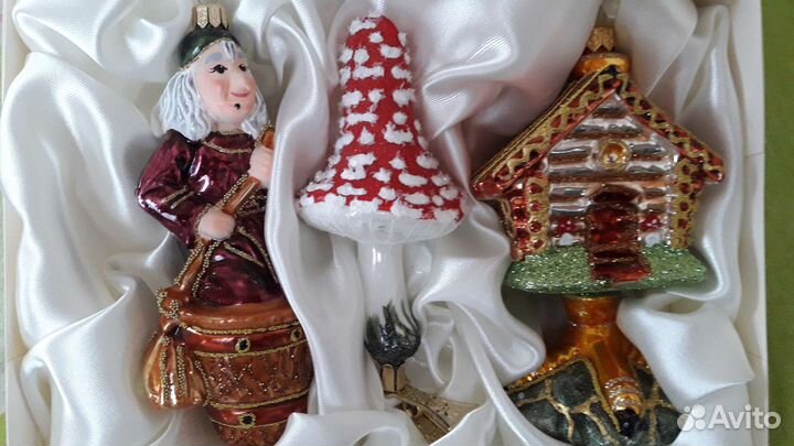 Баба Яга с избушкой и мухомором