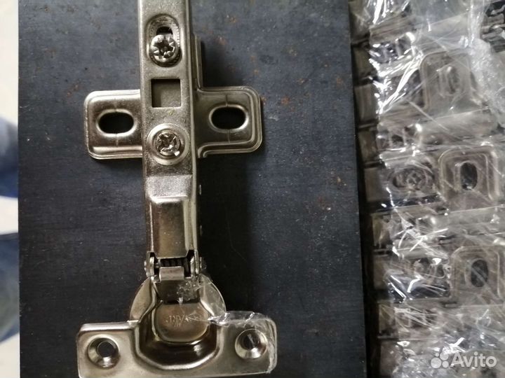 Петля мебельная полунакладная с доводчиком