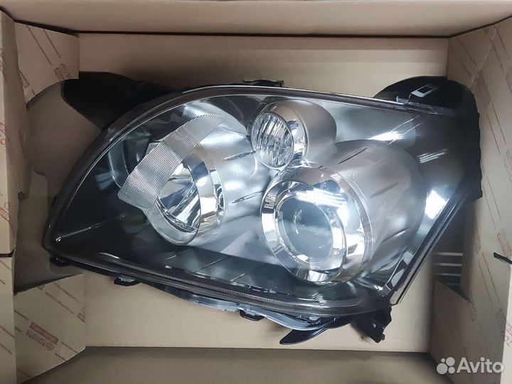 Фара левая Toyota Avensis