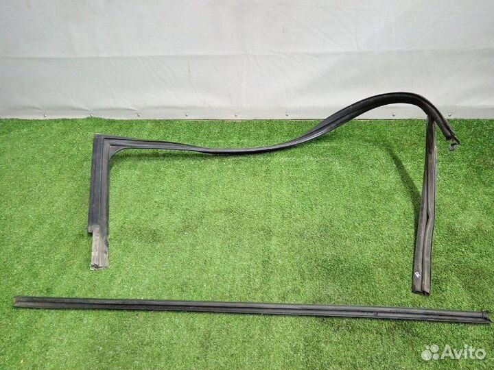 Уплотнитель стекла двери передний правый Audi A1