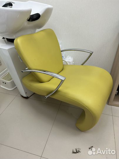 Два кресла и мойка парикмахерские