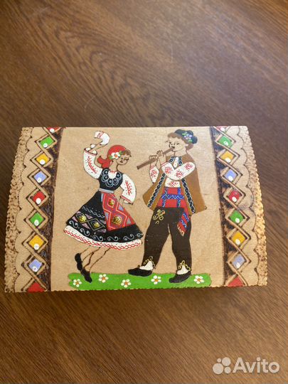 Деревянная шкатулка