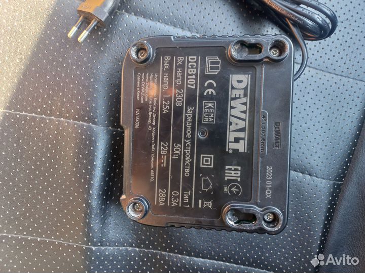 Зарядное устройство dewalt dcb107