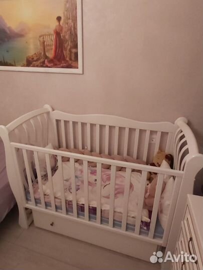 Детская кроватка с маятником и ящиком