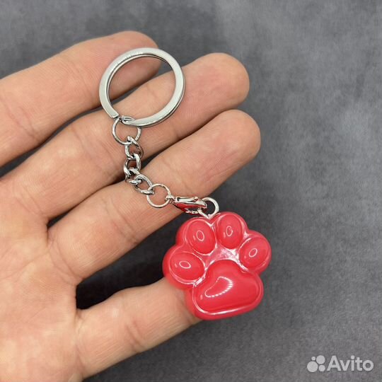 Брелок в виде кошачьей лапки