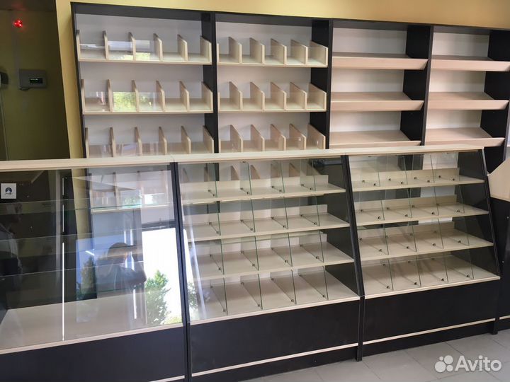 Торговые стеллажи в барбершоп