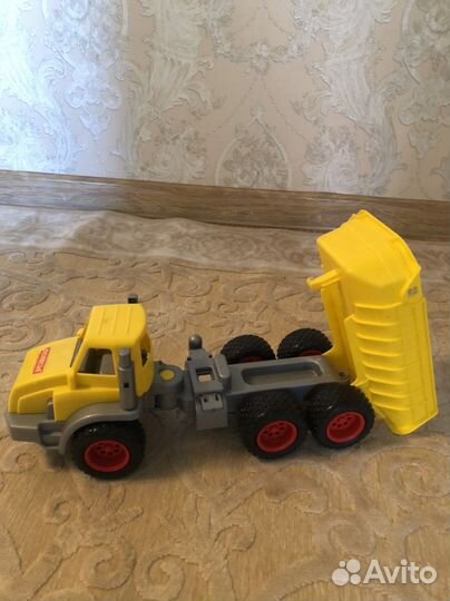 Игрушка самосвал