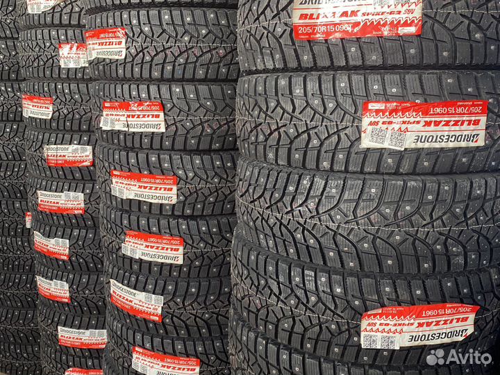 Bridgestone Blizzak Spike-02 SUV 205/70 R15 96T