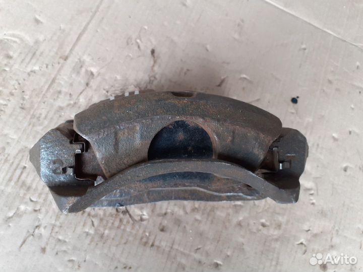 Суппорт передний левый Хонда Аккорд В5 93-98г.в