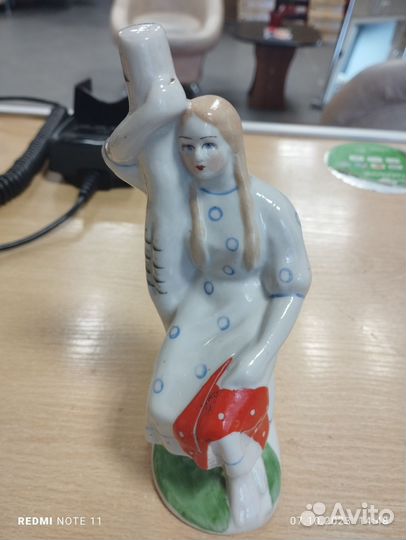 Статуэтка фарфор Девушка у березы