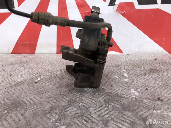 Суппорт задний правый Volkswagen Passat B6