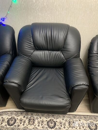 Диван, два коесла, столик на колесах