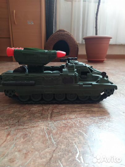Танк игрушечный пластиковый