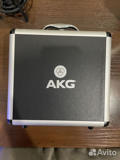 Студийный микрофон akg p220