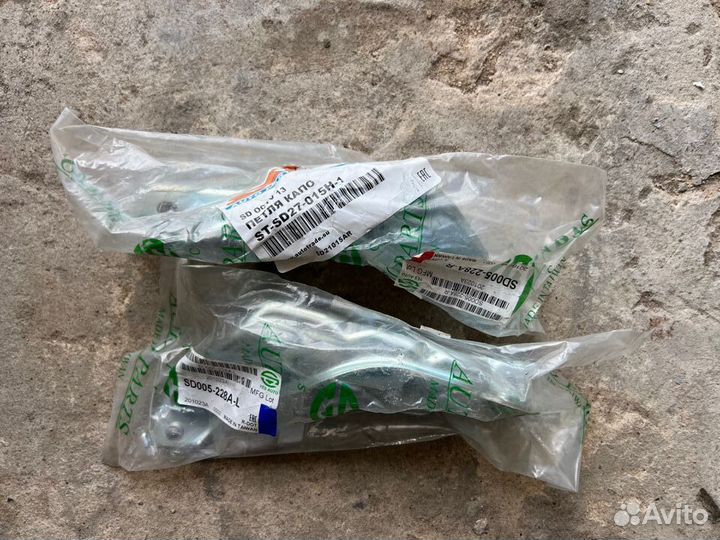 Петли капота правая левая Skoda Octavia A7