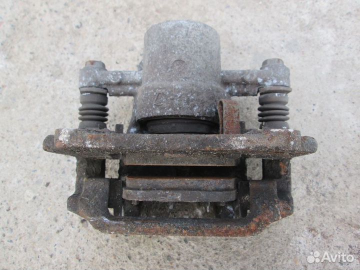 Тормозной суппорт задний правый toyota Avensis (T2