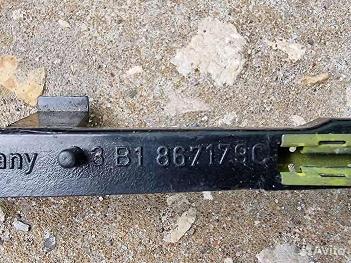 Кронштейн передней левой ручки Пассат Б-5+