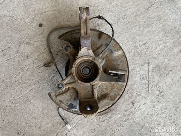 Поворотный кулак передний правый Toyota Rush