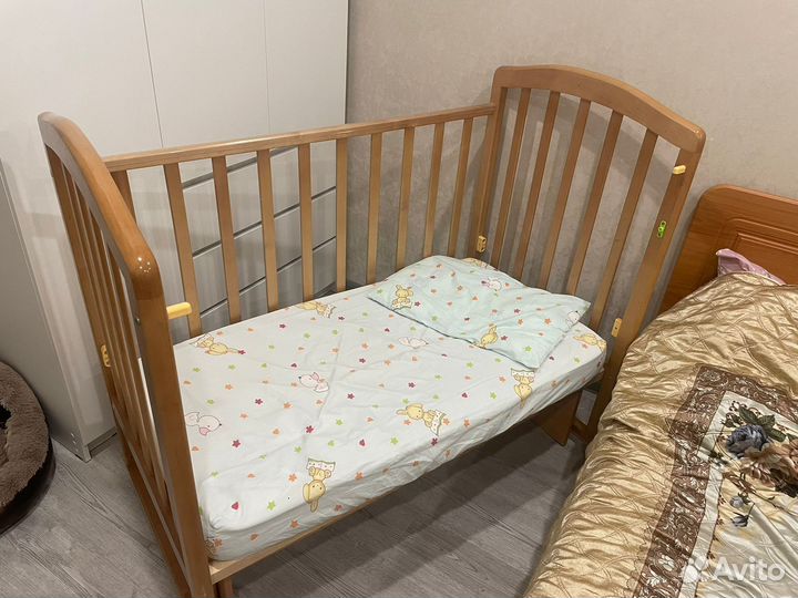 Детская кроватка с маятником