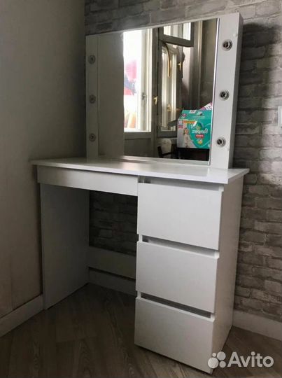 Косметический столик с зеркалом