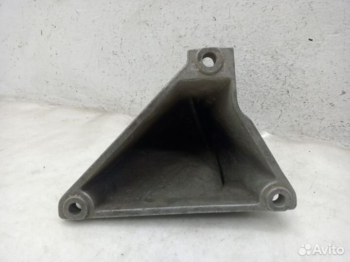 Кронштейн двигателя audi 100 C4 Правый