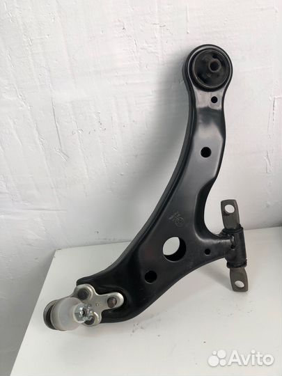 Рычаг подвески передний правый Toyota Camry VI