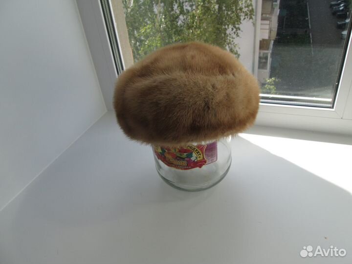 Женский берет из меха норки бежевого цвета