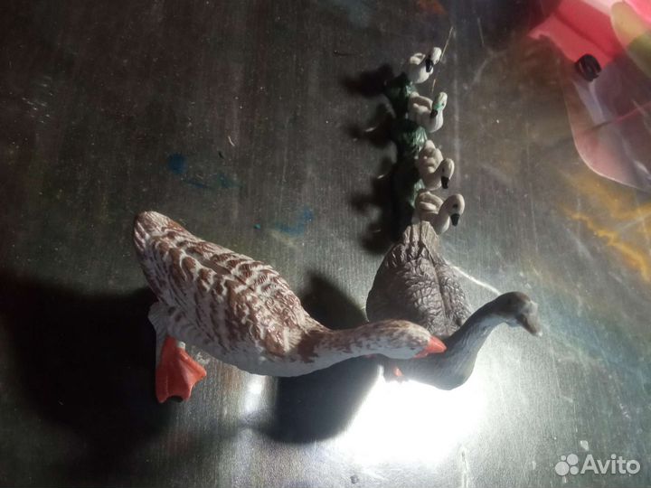 Игрушечные кошки, гуси, куры