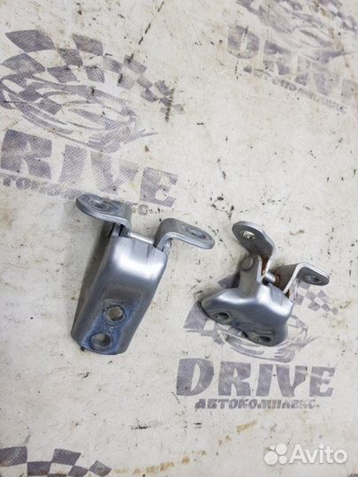 Петля двери передняя правая Toyota Prius ZVW55