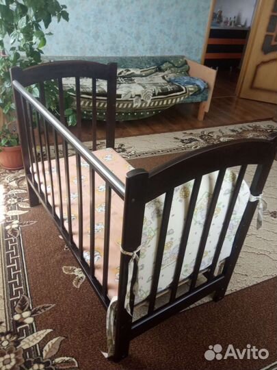 Кроватка с поперечным маятником