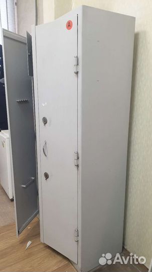 Металлический шкаф (сейф)