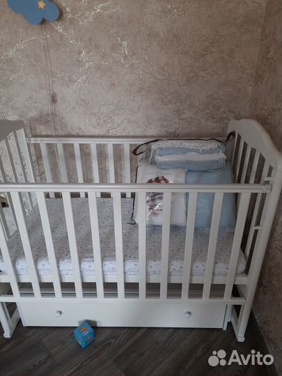 Детская кроватка с маятником и ящиком