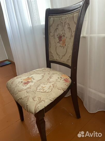 Стол и шесть стульев