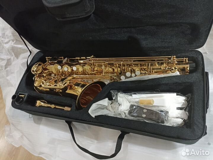 Саксофон альт. Новый. Комплект