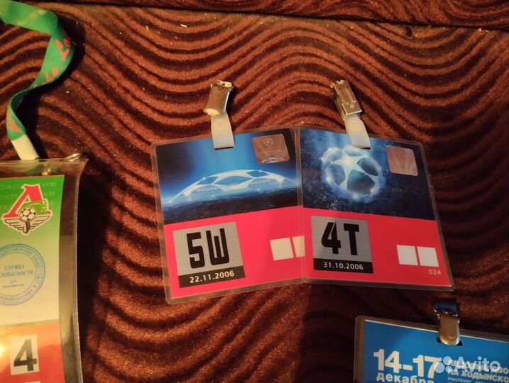 Коллекция бейджей с футбольных матчей