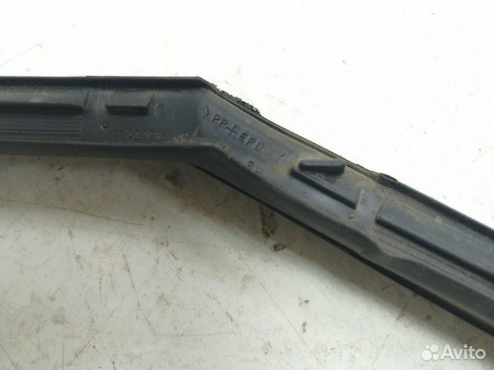 Уплотнитель стекла двери задний правый Subaru