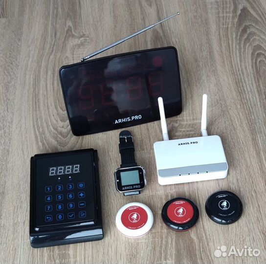 Кнопки вызова официанта с часами в оссортименте