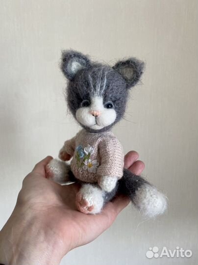 Вязаный котик игрушка в стиле Тедди