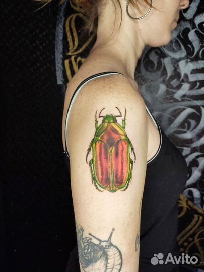 Модель на цветную татуировку