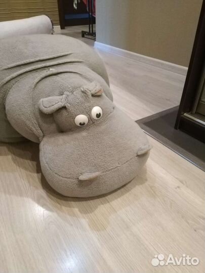 Большая мягкая игрушка бегемот