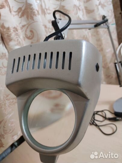 Лампа с увеличительным стеклом и подсветкой