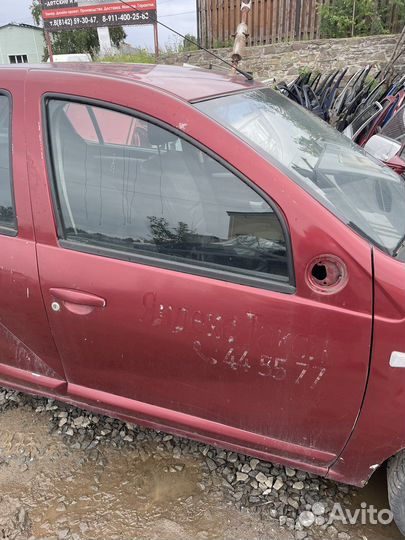 Renault Sandero 1 дверь передняя правая