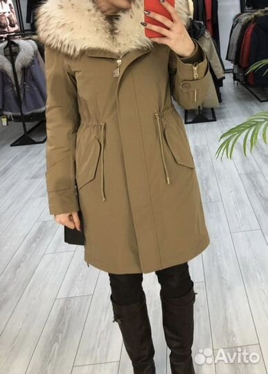 Продам зимнию парку с натуральным мехом енота